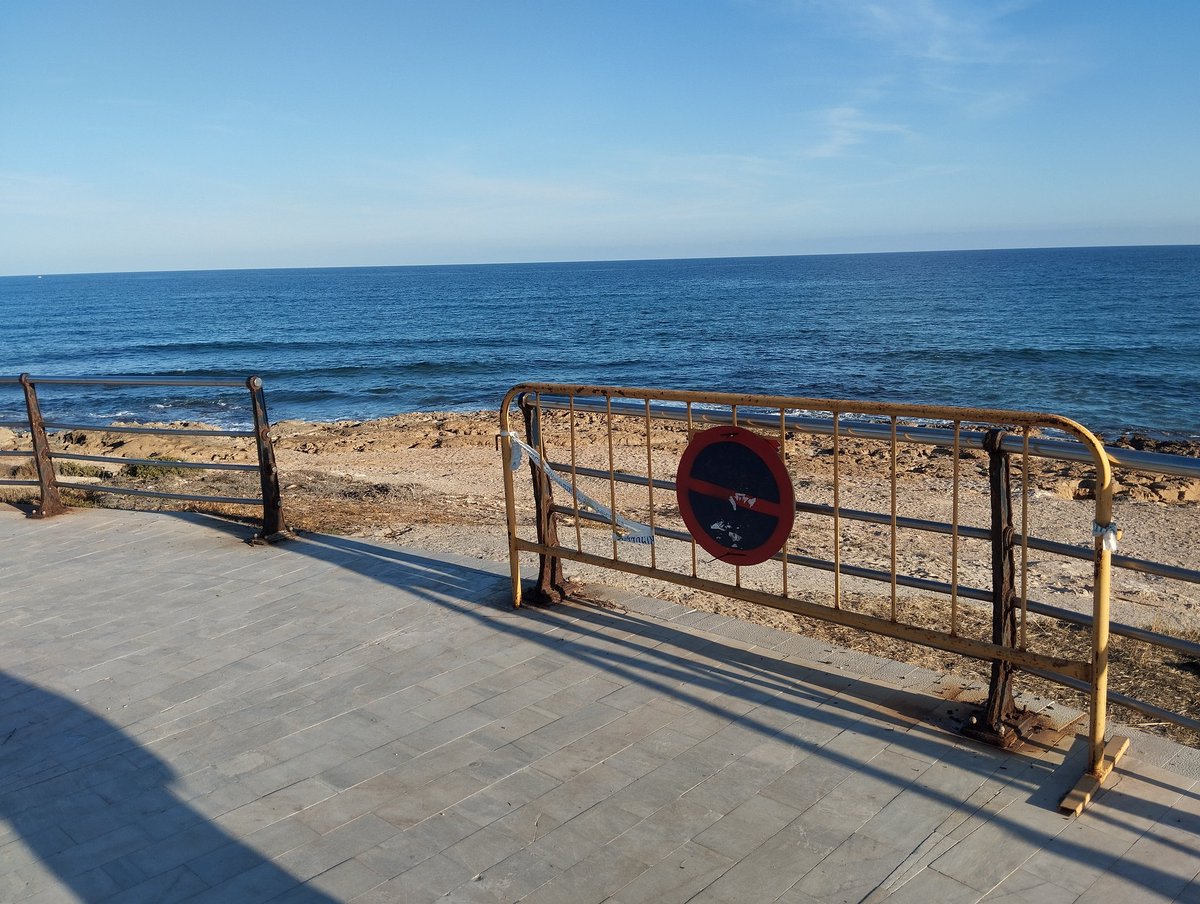 geliyd's tweet photo. El abandono de la #costadeorihuela crece día a dia. Paseando este sábado por #PlayaFlamenca veo que sigue empeorando. Este verano la barandilla del paseo ya estaba rota, ahora está más. Gracias @AytoOrihuela.
#OrihuelaCosta https://t.co/DB24R9v9Rv
