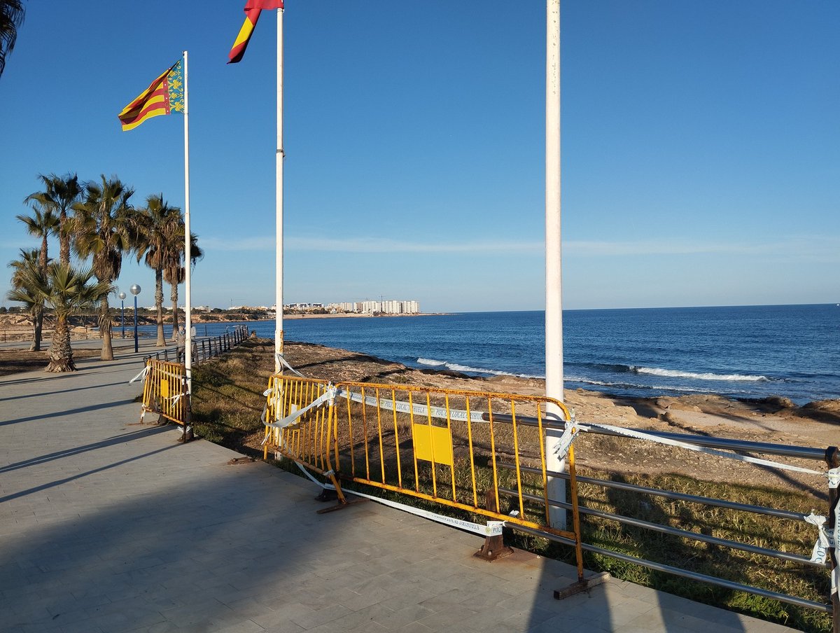 geliyd's tweet photo. El abandono de la #costadeorihuela crece día a dia. Paseando este sábado por #PlayaFlamenca veo que sigue empeorando. Este verano la barandilla del paseo ya estaba rota, ahora está más. Gracias @AytoOrihuela.
#OrihuelaCosta https://t.co/DB24R9v9Rv