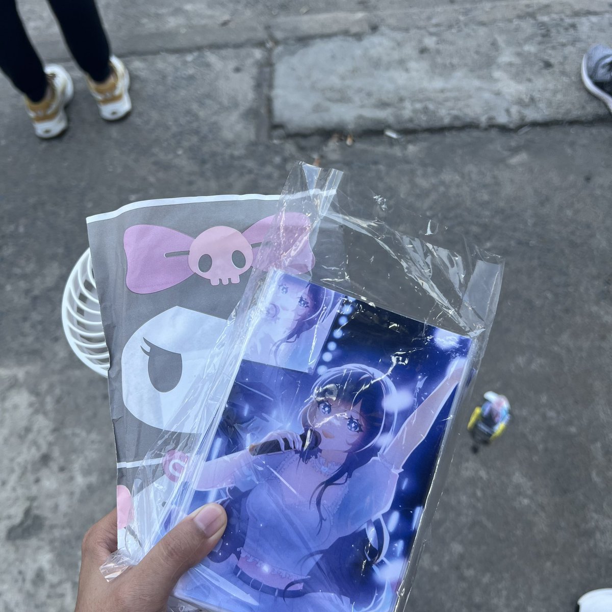 tsukiomn's tweet photo. เหลืออีกเยอะเยย มารับหน่อยค้าบ 🥺💙💙💙 นั่งอยู่ข้าง แบคดรอปค่ะ ! #AdoBKK2024 https://t.co/1QIg34EX8v