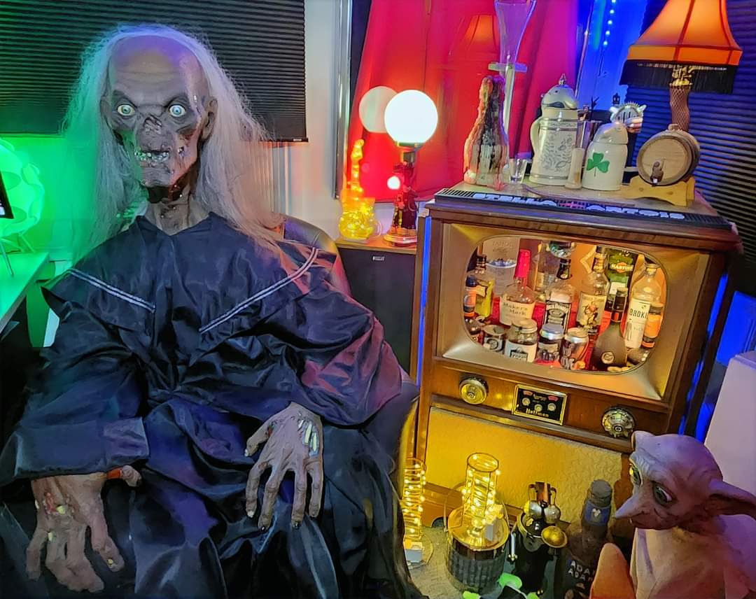 Steven_Kirk's tweet photo. @CreepyOrg Then, apparently, they dragged her carcass over to my office. And here I thought I just had a figure of The CryptKeeper. Who knew? https://t.co/LTwDwR16i9