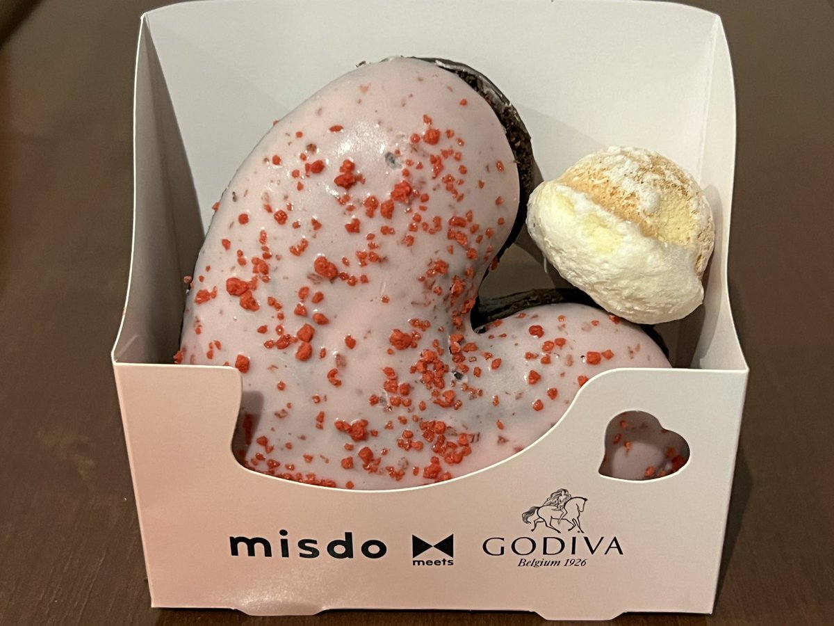 taaaano13's tweet photo. ミスドとゴディバのコラボ⑥🍩

ハートショコラフレーズ！
もうひとつのハートと同じく、おいしいココアの生地がベース🤤
そこにいちごジャムの酸味などが加わり、さわやかな味わいに😋
色味もよりバレンタインっぽくてかわいらしい❤️この時期にくれる人がいたら、その人を意識してしまいそうです😆 https://t.co/4sFxDggSYq
