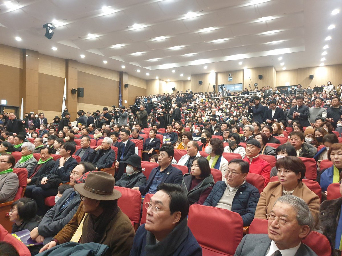 창당대회에 함께 해 주신 전국의 당원동지 여러분께 감사드립니다. 당원가입 추계 10만명을 넘겼습니다. 20일만에 이뤄진 결과입니다. 

현장에서 당원을 모셔주신 동지 여러분 덕분입니다. 도도히 흐르지만 그 밑은 거친 파동이 이뤄지고 있습니다. 민심만 보고 새로운미래로 가열차게 나아갑시다!