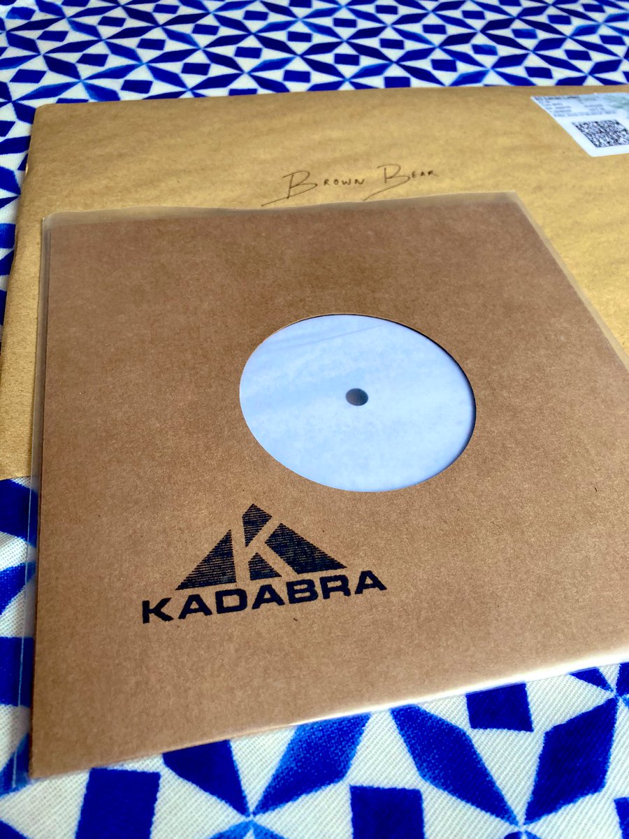 brownbear2929's tweet photo. Well well well… look what landed on my doorstep @PetePlainer 👀🎧 https://t.co/mG8row3nj4