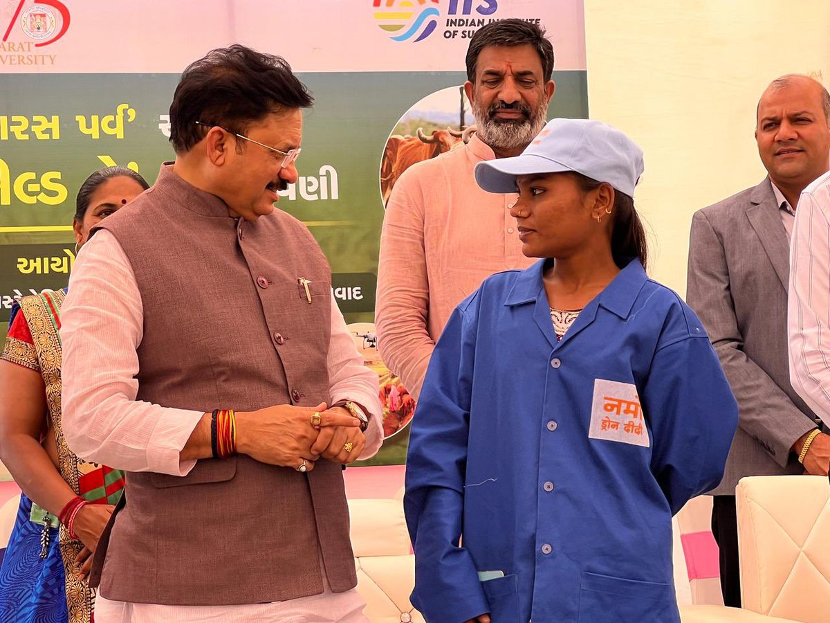 devusinh's tweet photo. સ્વ સહાય જૂથની ડ્રોન સખી બહેનો, પ્રોગ્રેસિવ ખેડૂતો અને પ્રાકૃતિક ખેતી સંબંધિત સ્ટાર્ટ અપ શરુ કરનારા યુવાનોને બિરદાવ્યા.

આ પ્રસંગે ધોળકાના ધારાસભ્ય શ્રી @BJPkiritsinh અને ગુજરાત યુનિવર્સિટીના તજજ્ઞો, પ્રોફેસરો અને અધિકારીઓ ઉપસ્થિત રહ્યા.

(2/2) https://t.co/t2bVJauu1H