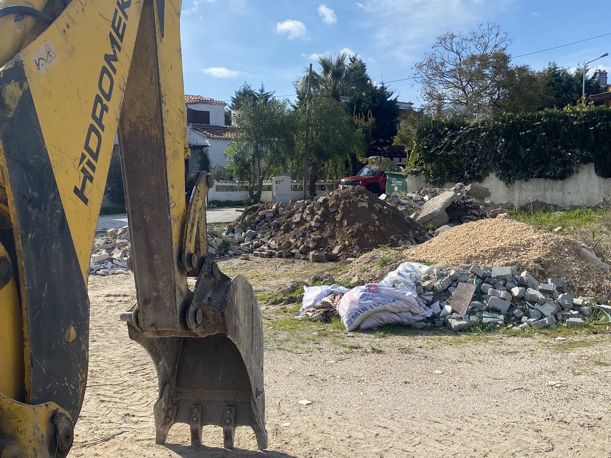 16161 sokak ile 16165 sokak köşe ara, sahipli olmasına rağmen, çeşme belediyesinin moloz alanı haline döndü.4 Şubat Pazar günü kaldırım çalışmalarının molozlarını uyarılarımıza rağmen döküyorlar.<a href="/MEkremOran/">M. Ekrem Oran</a> <a href="/cesmebld/">Çeşme Belediyesi</a> <a href="/izmirbld/">İzmir Büyükşehir Belediyesi</a> <a href="/izmirhim/">İzmir HİM</a> <a href="/laldenizli/">13.Kat</a> <a href="/izmirvaliligi/">T.C. İzmir Valiliği</a>