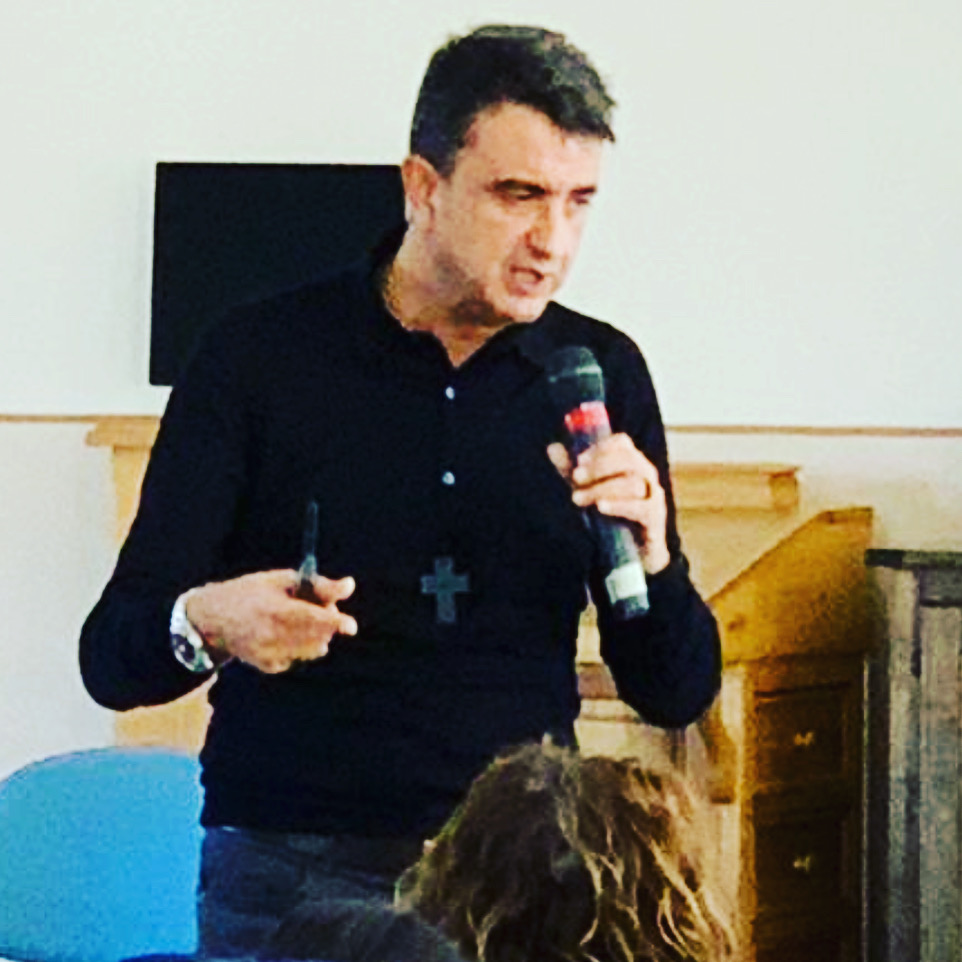 «Egli si avvicinò». Gesù vuole farsi “prossimo” di ognuno di noi, per raggiungere coloro che soffrono. Non si è accontentato di offrirci dei messaggi. Ha scelto la via più scomoda, ma anche la più concreta: farsi uomo, diventare uno di noi per poter “avvicinarsi” a noi