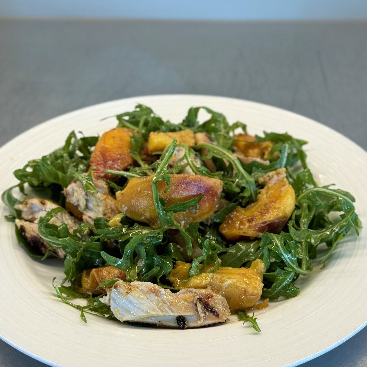 CallissClan's tweet image. I’m often asked whether I cook the same thing more than once &amp;amp; the answer is a definite yes. We have some seasonal favourites &amp;amp; this is one of them - grilled peaches &amp;amp; chicken with rocket &amp;amp; kasundi #MattWilkinson #SimplyDressedSalads #homegrown peaches #mymenuplan
