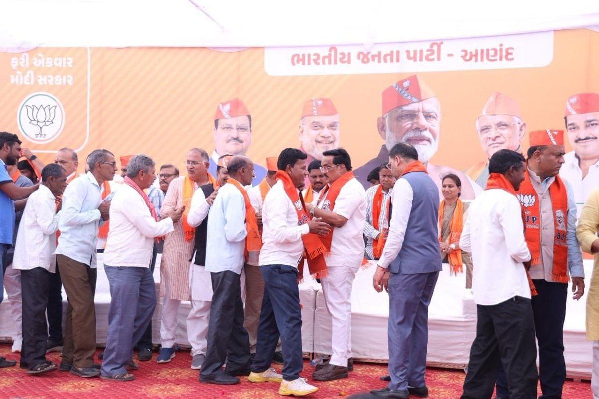 CRPaatil's tweet photo. આજે બોરસદ વિધાનસભાના કોંગ્રેસના બૂથ સ્તરના કાર્યકર્તાઓ, સરપંચો સહિત 2500 કાર્યકર્તાઓશ્રીઓને પાર્ટીનો ખેસ પહેરાવી ભારતીય જનતા પાર્ટીમાં જોડાયા.

આ પ્રસંગે જિલ્લા પ્રમુખ શ્રી રાજેશભાઈ પટેલ,  સાંસદ શ્રી મિતેષભાઈ પટેલ, વિધાનસભાના નાયબ દંડક શ્રી રમણભાઈ સોલંકી તથા જિલ્લાના હોદ્દેદારો, ધારાસભ્યશ્રીઓ અને કાર્યકર્તાઓ ઉપસ્થિત રહ્યાં.