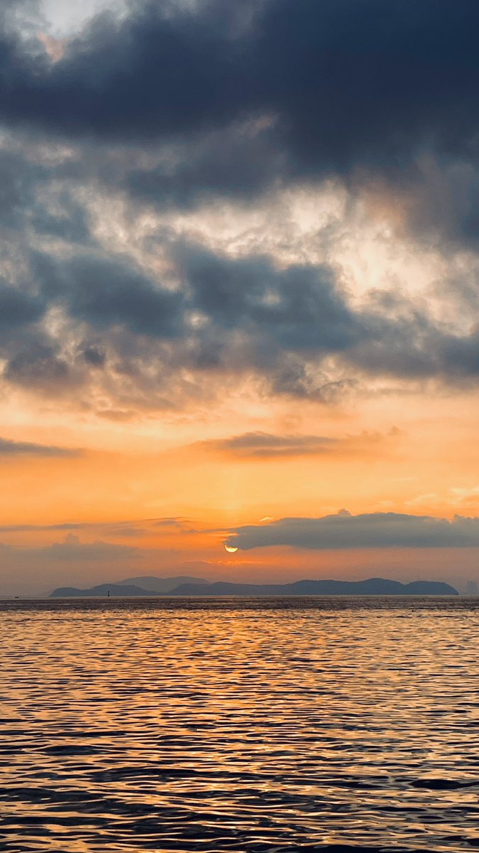 ChrisEndrina's tweet photo. Thank You, God, for all You give,
In every moment, I will live.
Your love and grace, forever true,
In everything, I see You.

#ChrisEndrina #ChrisEndrina_Photoblog #Sunrise #Landscape #Penang #Malaysia 
https://t.co/lL7YwZqsBY https://t.co/iLSCu4gxcN