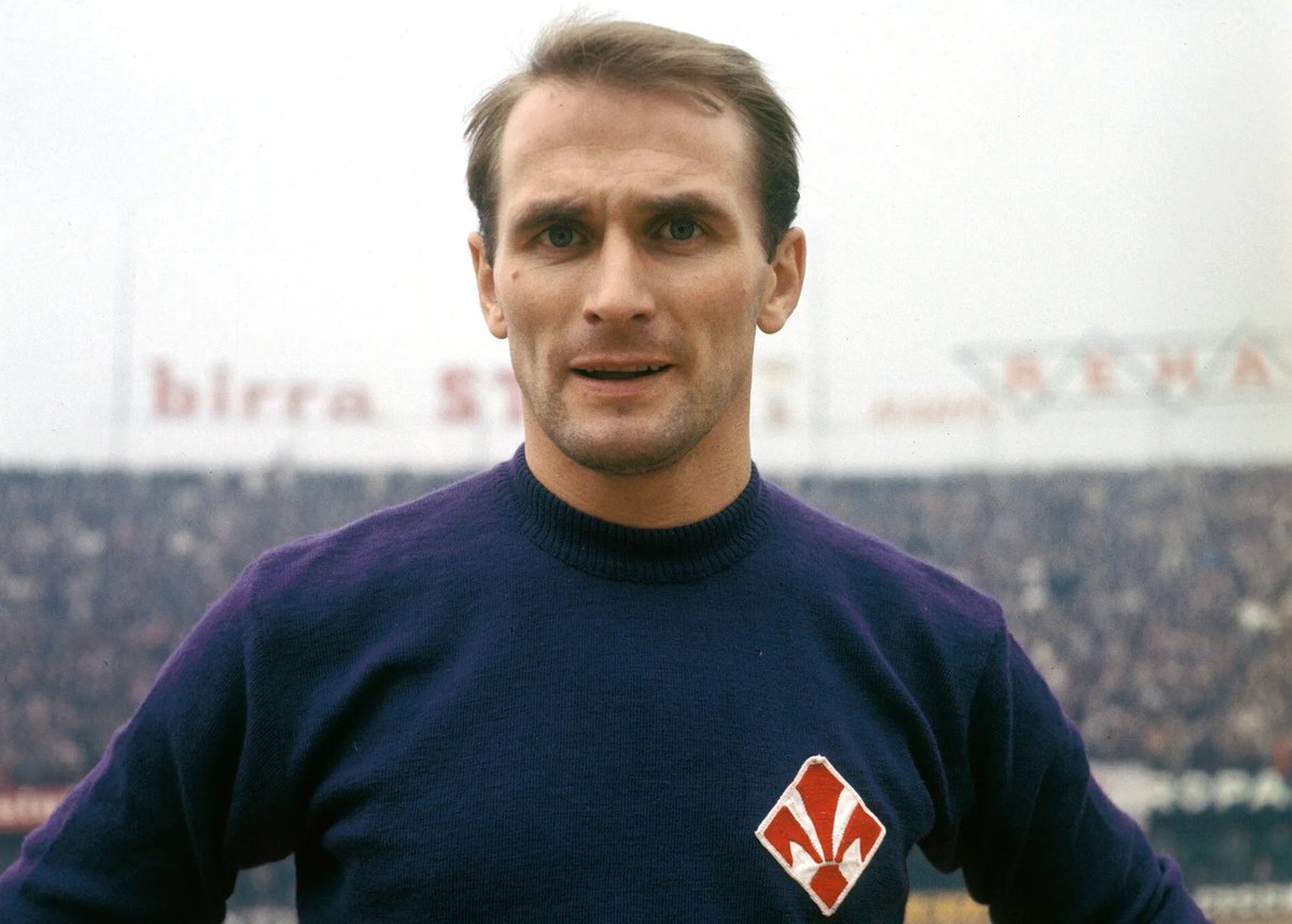 giannattasius's tweet image. La storia viola e del calcio italiano stamani ha perso un suo impareggiabile campione: a 89 anni ci ha lasciato lo svedese Kurt #Hamrin, 208 gol in 362 presenze con la maglia della @acffiorentina. Da oggi il mito di “Uccellino” vivrà per sempre