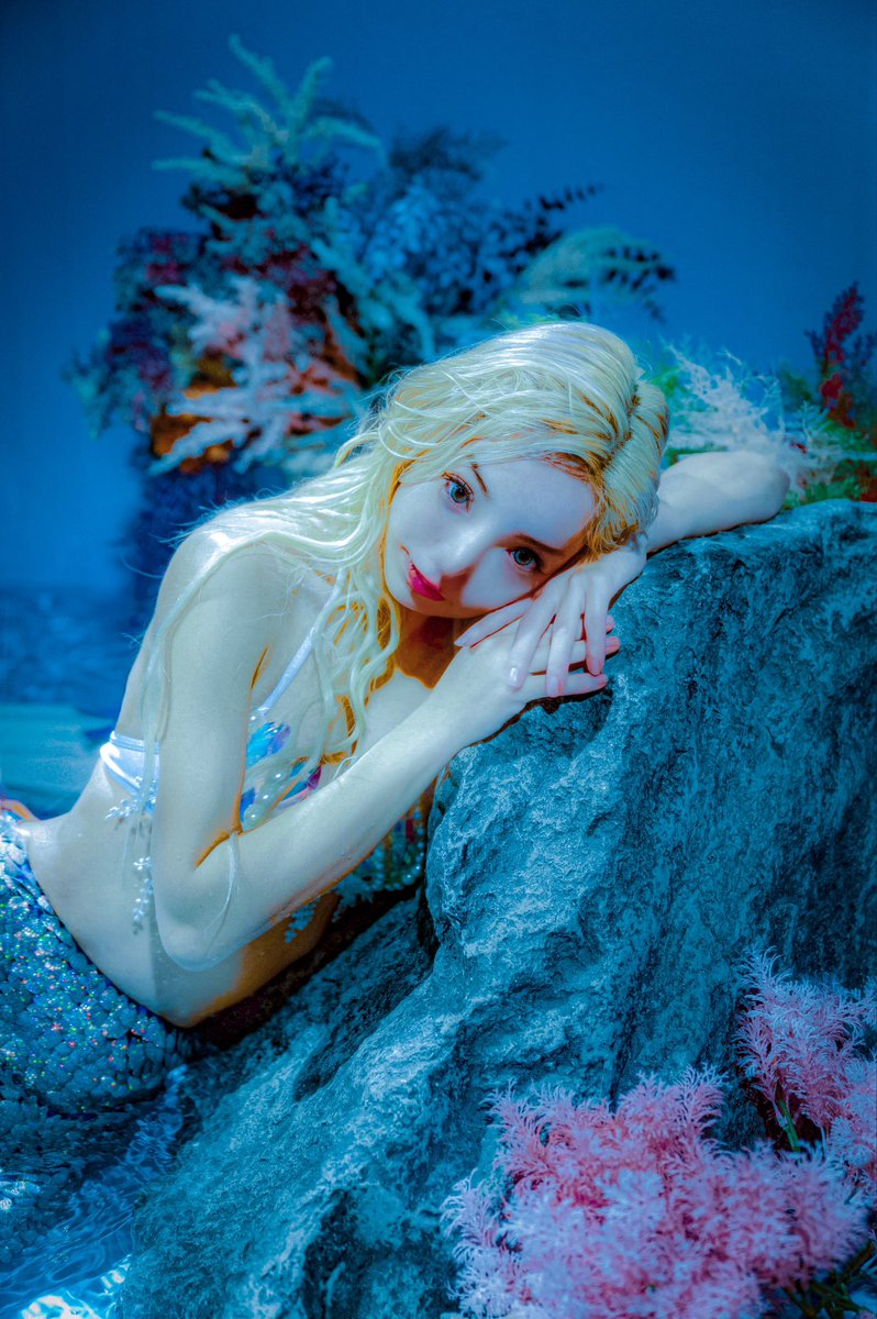 tell me what you want 👁️

photo: @deepgrandbleu_studio 
face edit: @lalah_mermaid 

#マーメイドスイム
#人魚撮影
#マーメイドスタジオ
#韓国写真 
#韓国スタジオ 
#韓国メイク 
#mermaiding 
#koreanmakeup