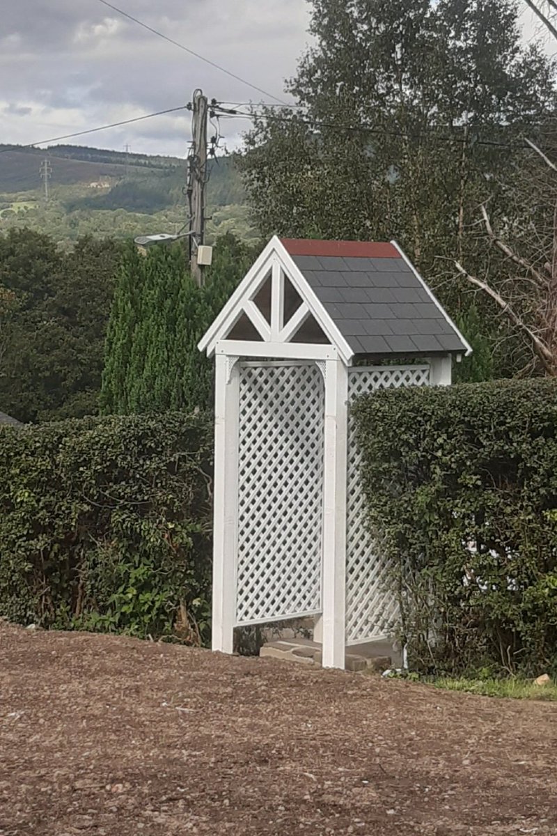 mouse_workshop's tweet image. The second part of the gate build. Built an arbour to cover the steps. All angles cut at 45°, bolted into a concrete base and then finished in Daisy White. The gate itself is yet to be built as the Welsh weather beat me!