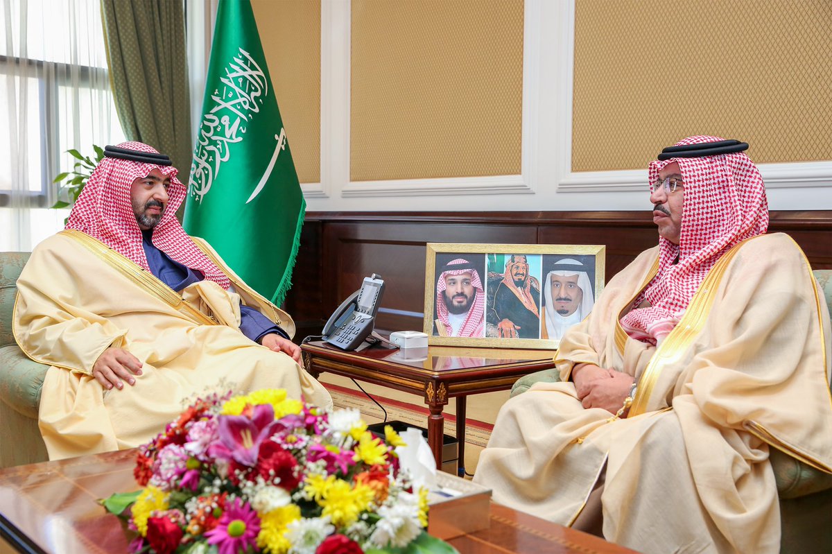 سمو #نائب_أمير_منطقة_تبوك الأمير #خالد_بن_سعود بن عبدالله الفيصل بن عبدالعزيز خلال لقائه مدير عام فرع صندوق التنمية الزراعية بالمنطقة سعود بن محمد الـعــطـوي