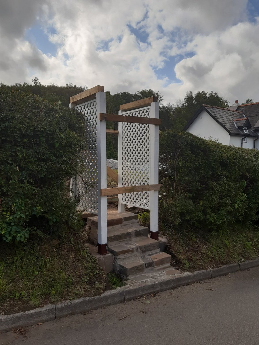 mouse_workshop's tweet image. The second part of the gate build. Built an arbour to cover the steps. All angles cut at 45°, bolted into a concrete base and then finished in Daisy White. The gate itself is yet to be built as the Welsh weather beat me!