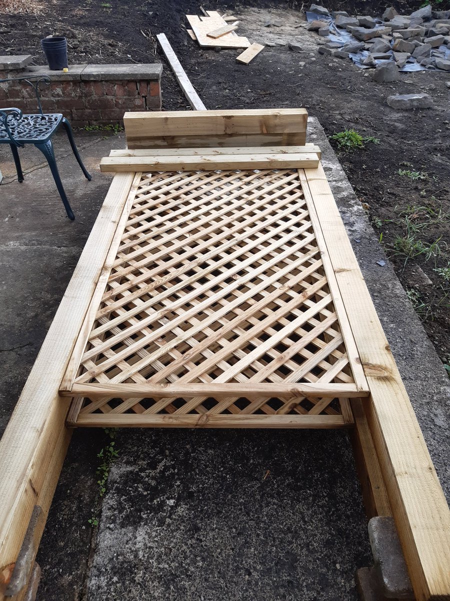 mouse_workshop's tweet image. The second part of the gate build. Built an arbour to cover the steps. All angles cut at 45°, bolted into a concrete base and then finished in Daisy White. The gate itself is yet to be built as the Welsh weather beat me!