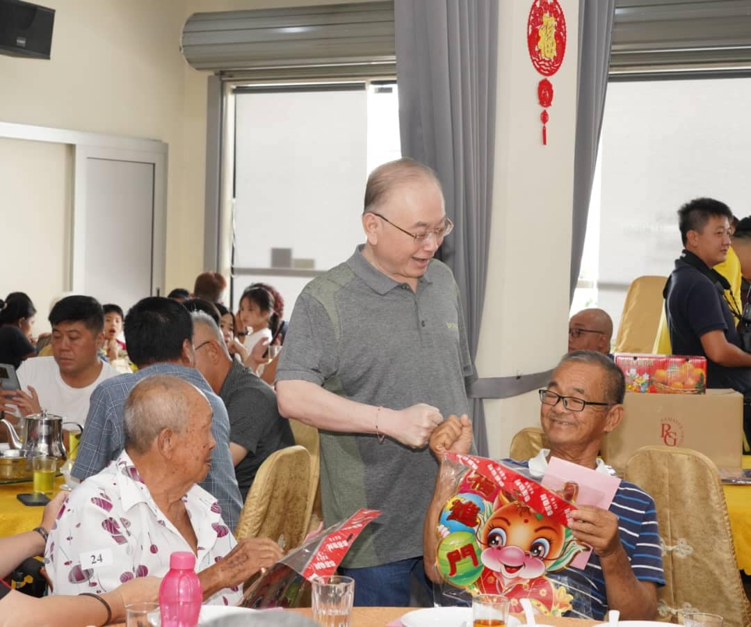Petang ini saya bersama Kelab Tarian Singa Yong Peng berkongsi kegembiraan dengan 37 pesakit dialisis dengan menyampaikan cenderahati sempena Tahun Baharu Cina. facebook.com/10004459689206…