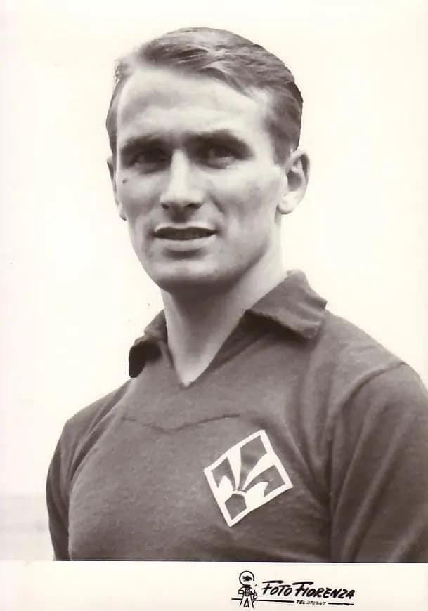 SaraMeini's tweet image. Questa notte è morto un grande attaccante della storia della #Fiorentina, un grande uomo, un grande signore.

Indimenticabili le interviste, le chiacchierate, i confronti.

Grazie.

Rip Kurt #Hamrin 🌹🙏💜 @TgrRaiToscana