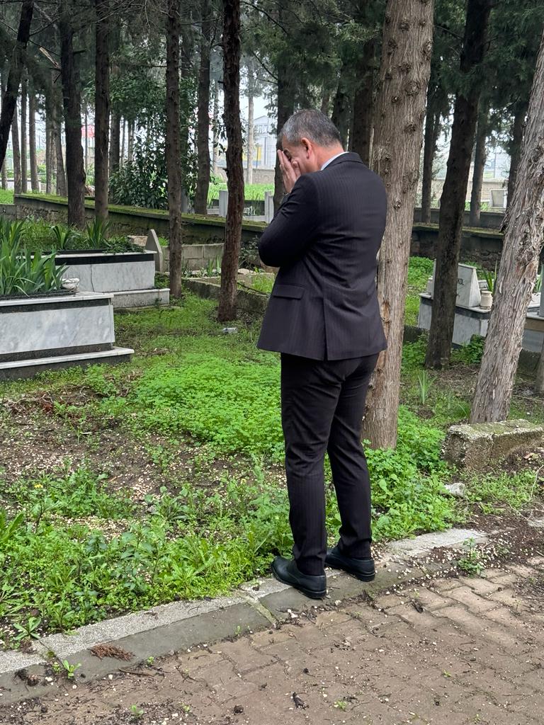 Merhum babam İbrahim Çelik'e Kırıkhan Mezarlığı’nda ziyaret ederek başkanlık yolculuğuma çıkmadan önce dualarımla helallik istedim.