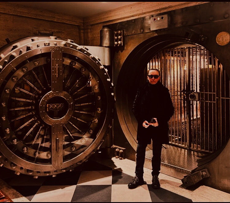 “Please allow me to introduce myself
I'm a man of wealth and taste…” Sympathy For The Devil - Jagger/Richards ⁦@PaddyisBored⁩