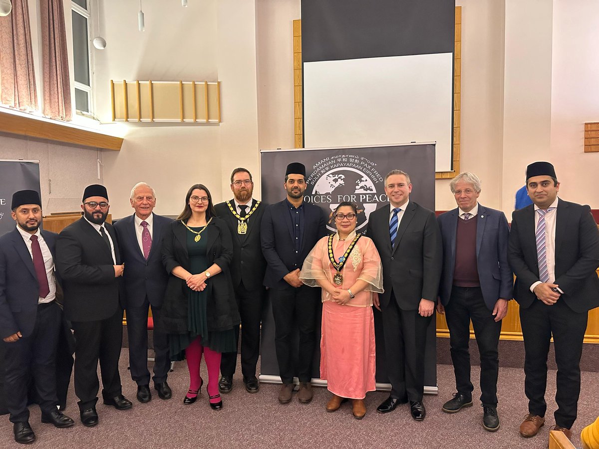 MKA_Herts's tweet photo. 📢 LATEST: Stevenage leaders echo VoicesForPeace.

Breaking the silence and fostering unity, @UKMuslimYouth recently set the stage for the Voices for Peace event in Stevenage. As thousands of Palestinians are bombarded in Gaza, these voices of peace urge an end to the bloodshed🇵🇸 https://t.co/BLgB8Gp2lJ