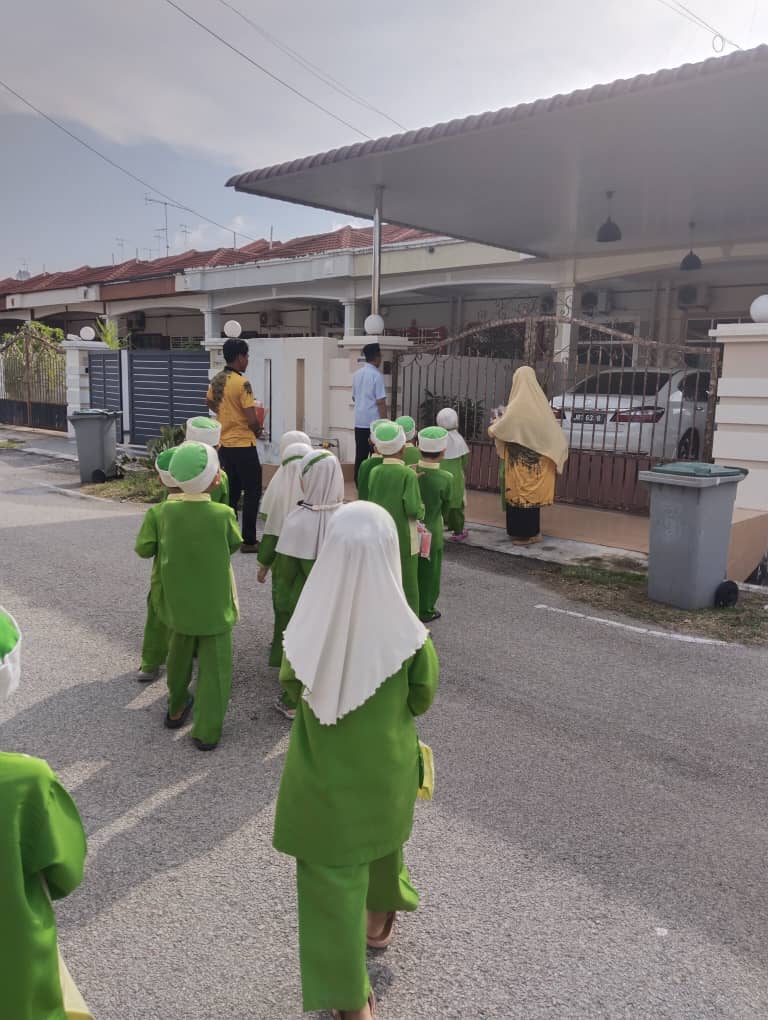 PastiMuar's tweet photo. Pasti Al-Aziz bersama YB Cikgu Aziz adun Maharani menyantuni masyarakt cina disekitar Taman Sri Cempaka sempena perayaan tahun baru cina tak lama lagi.
"Selamat tahun baru uncle, auntie kami ada nak bagi buah limau ,"
#membinagenerasialquran
#SelamatTahunBaruCina2024
#PastiMuar https://t.co/9RTBuodGxC