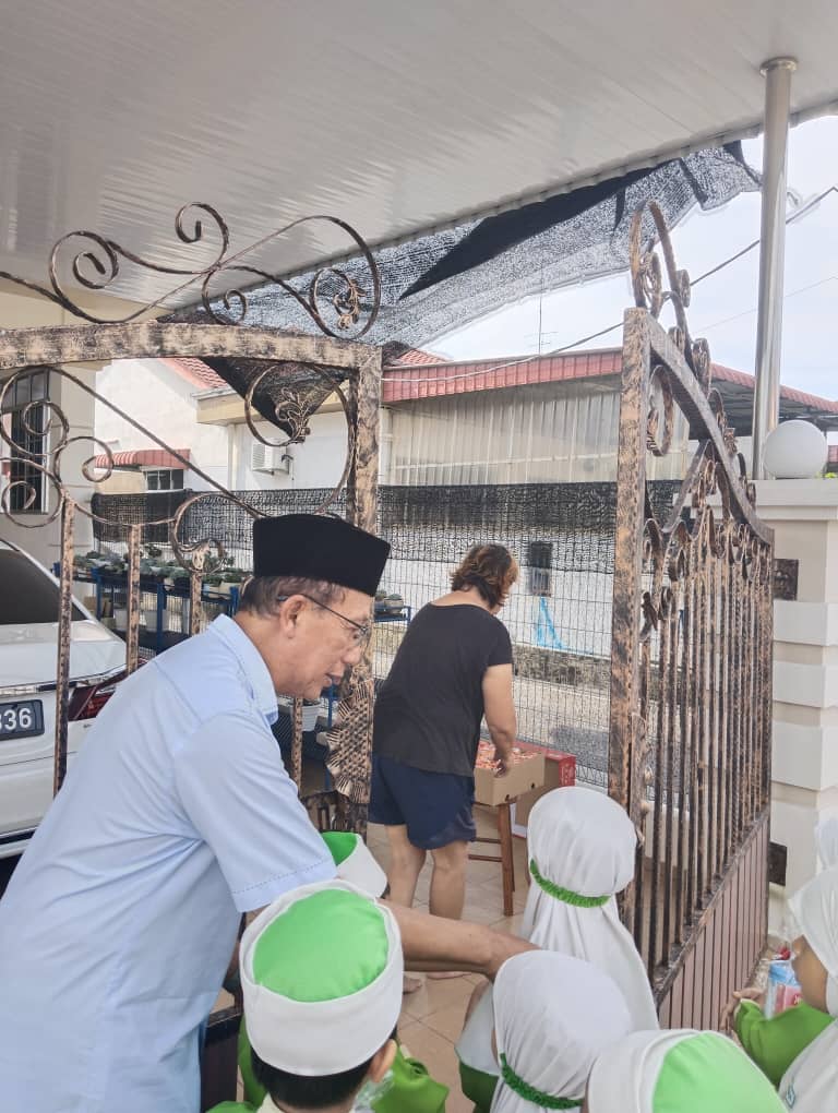 PastiMuar's tweet photo. Pasti Al-Aziz bersama YB Cikgu Aziz adun Maharani menyantuni masyarakt cina disekitar Taman Sri Cempaka sempena perayaan tahun baru cina tak lama lagi.
"Selamat tahun baru uncle, auntie kami ada nak bagi buah limau ,"
#membinagenerasialquran
#SelamatTahunBaruCina2024
#PastiMuar https://t.co/9RTBuodGxC