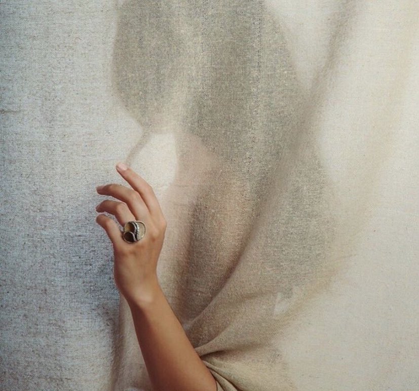 ليس الشتاء فقط موسم البرد..؟
الجفا برد ، الخيبه برد، الخذلان برد، الفراق برد ،تغير الاشخاص برد ،فقد الشعور برد ، برد الروح ابشع من برد الجسد ..
:
#تغريده_طويله