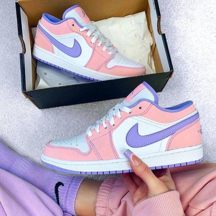 Air Jordan 1 Low Pink Pastel Plum Purple 100% BNIB Global ( cantik bgtttt aku kira mahall eh tau nyaaa 😭)

Link Shopee : shope.ee/7fAhEXHfK6
