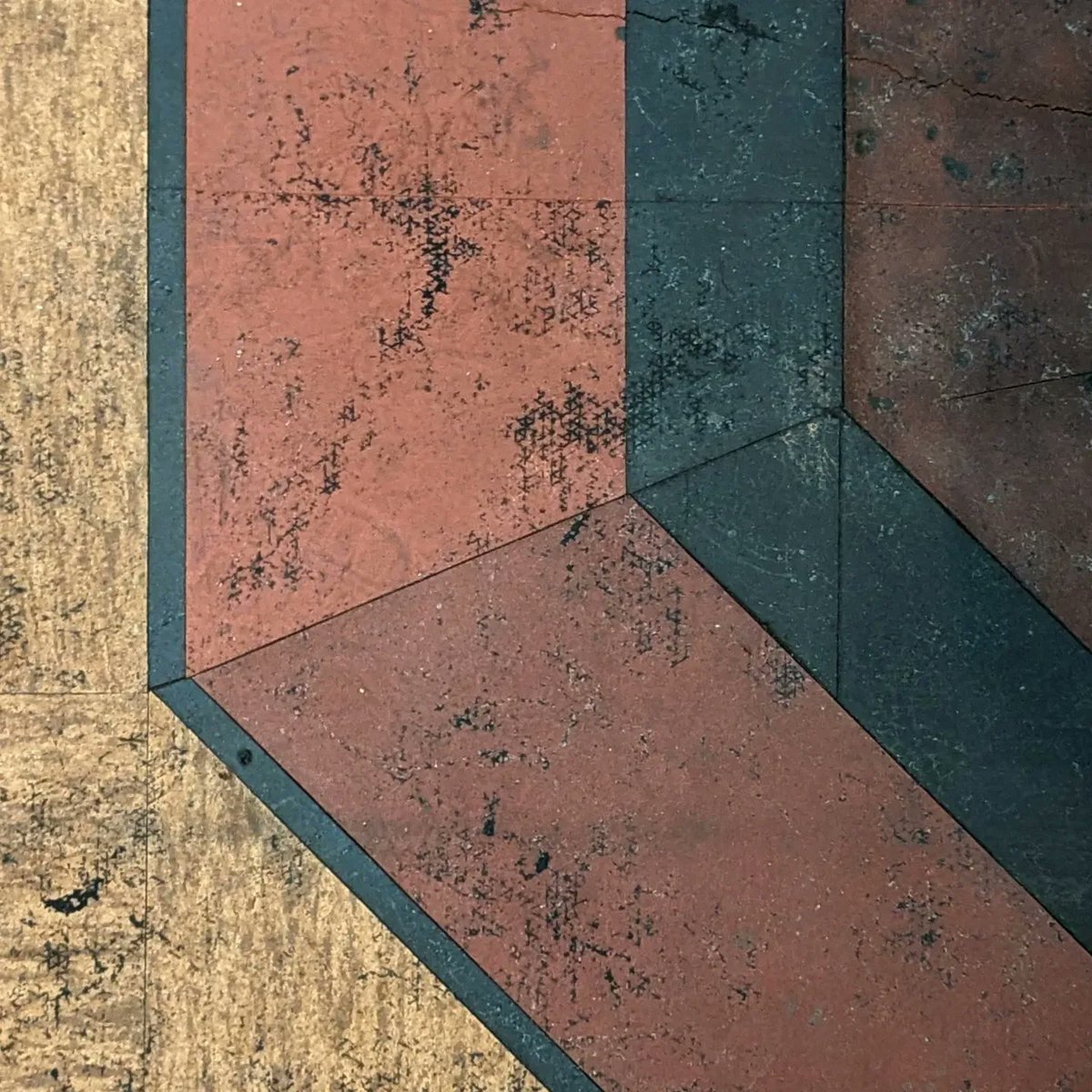 FotBroadwayP's tweet photo. 👏 That's a wrap on another open day!

And the Broadway foyer's original linoleum floor has been revealed for the first time in almost half a century! Delightful Art Deco styling surrounding the ticket booth and golden stripes along the sides!

Peeling back the layers. ✨ https://t.co/pAz7p4x3PE