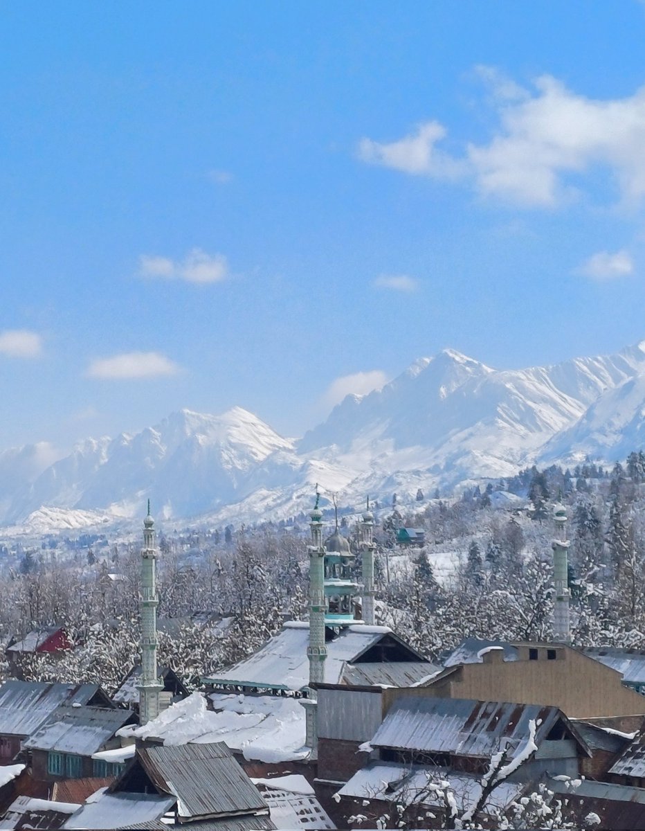 ariftheblogger's tweet photo. Manzgam area of Kulgam district has transformed into a winter wonderland and with its snow-kissed beauty the  majestic peaks the view from the back is absolutely breathtaking after recent Snowfall⛰️
#explorekulgam @AtharAamirKhan
@JandKTourism @incredibleindia 
@Kulgam_news_hub https://t.co/PsLAN9U4Me