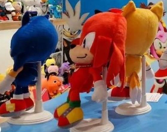 A set of stylized Sonic plushes from Play-by-Play were also revealed at the Spielwarenmesse Toy Fair!

The set includes Sonic, Tails, and Knuckles.