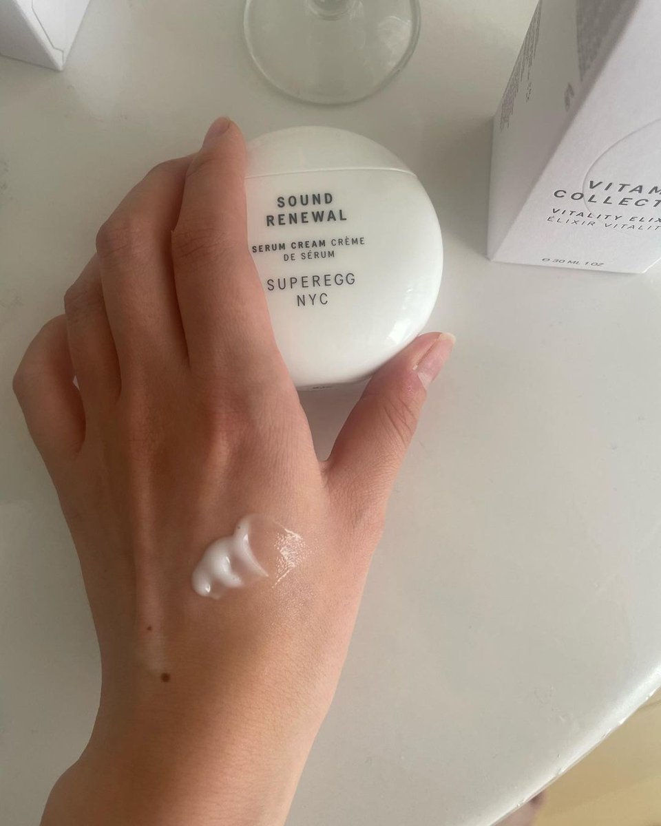 丸くコロンっとしたデザインが特徴🥚🌱🫧 『SUPEREGG（スーパーエッグ）』  

NYで誕生した100%ヴィーガン*のスキンケアブランド🤍 *動物由来成分未使用のこと  

プレゼントにも喜ばれそう🫶🏻 

 #encrew #encrewcosme #スキンケア