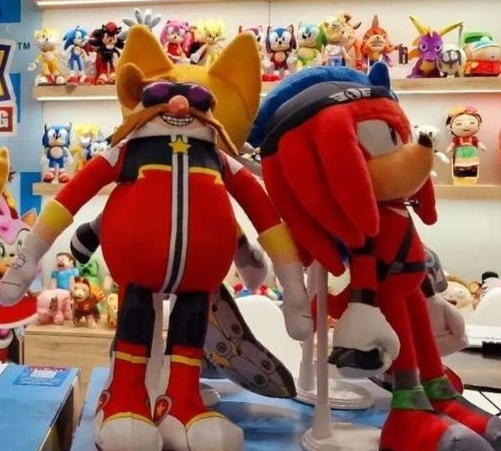 A new set of amusement Sonic Prime plushes from Play-by-Play has been revealed at the Spielwarenmesse Toy Fair!

The set includes Sonic, Tails Nine, Renegade Knucks, and Mr. Dr. Eggman.