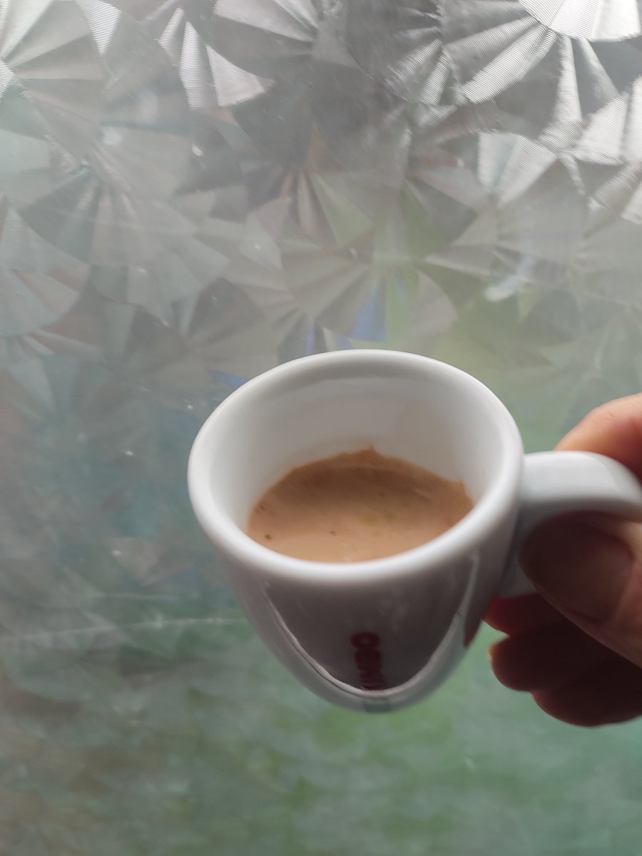 Il mio caffè mattutino , ingredienti:

100,% arabica bio
Riscaldo la tazzina
Il caffè appena macinato 
Aggiungo un pezzetto di burro Ghee , una goccia di olio MCT ed una punta di cucchiaino di zucchero monkfruit.

Uno zucchero naturale che non alza la glicemia ed antiossidante.
