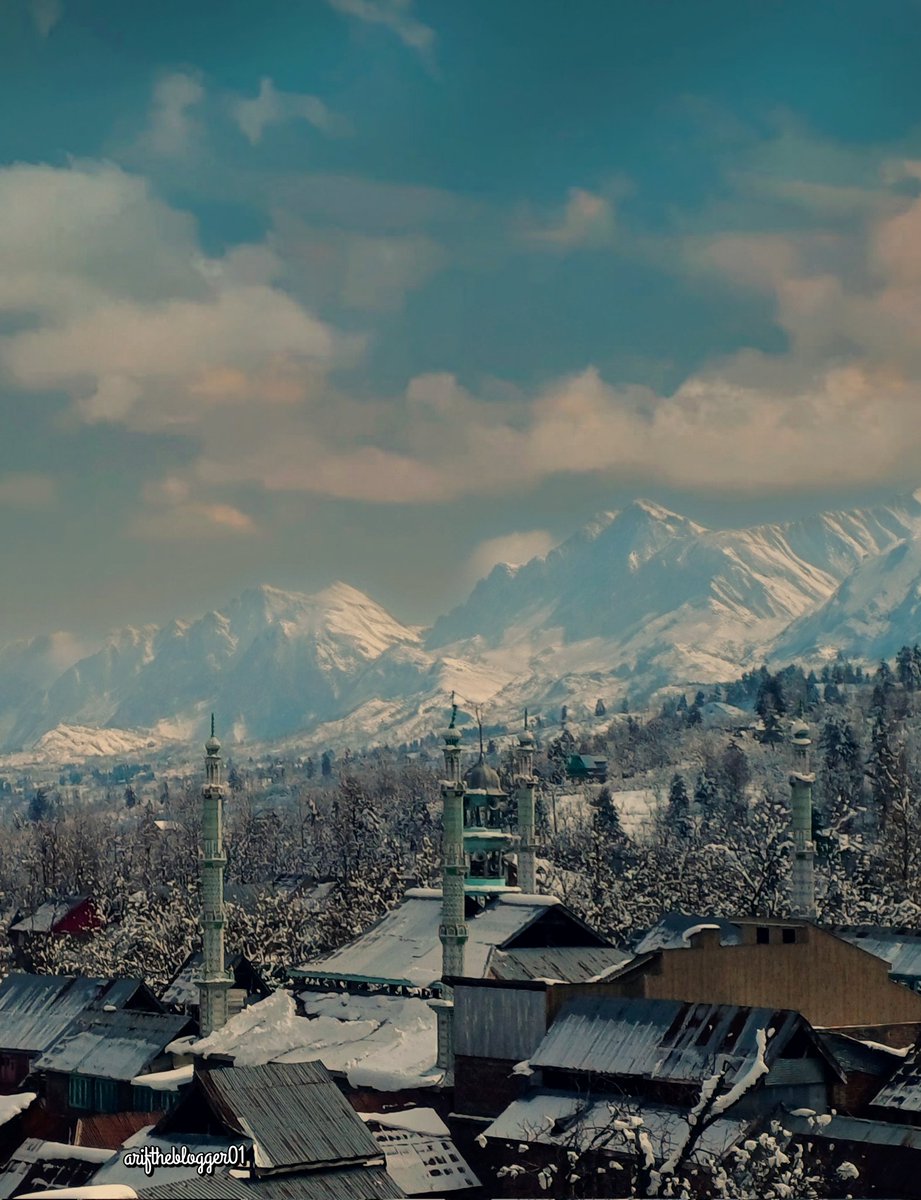 ariftheblogger's tweet photo. Manzgam area of Kulgam district has transformed into a winter wonderland and with its snow-kissed beauty the  majestic peaks the view from the back is absolutely breathtaking after recent Snowfall⛰️
#explorekulgam @AtharAamirKhan
@JandKTourism @incredibleindia 
@Kulgam_news_hub https://t.co/PsLAN9U4Me