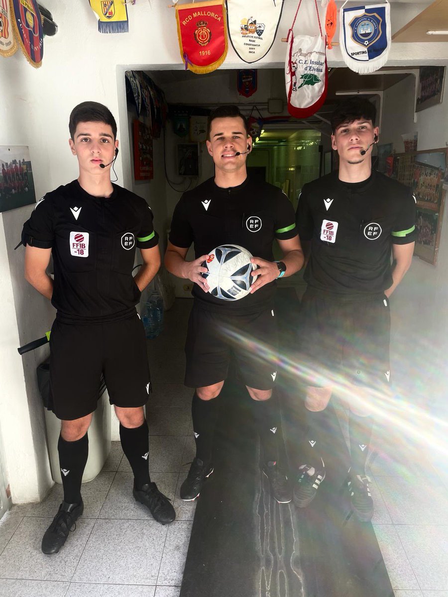 💚 Los colegiados y colegiadas de las islas también se han sumado a la campaña “Verde Esperanza” en el Día Mundial Contra el Cáncer <a href="/ContraCancerIB/">Asociación Española Contra el Cáncer Illes Balears</a> 

📸 Mario Mora con sus asistentes Riera Mena y Arenas Daviu <a href="/FFIB_oficial/">FFIB</a> 

#ArbitrajeFFIB