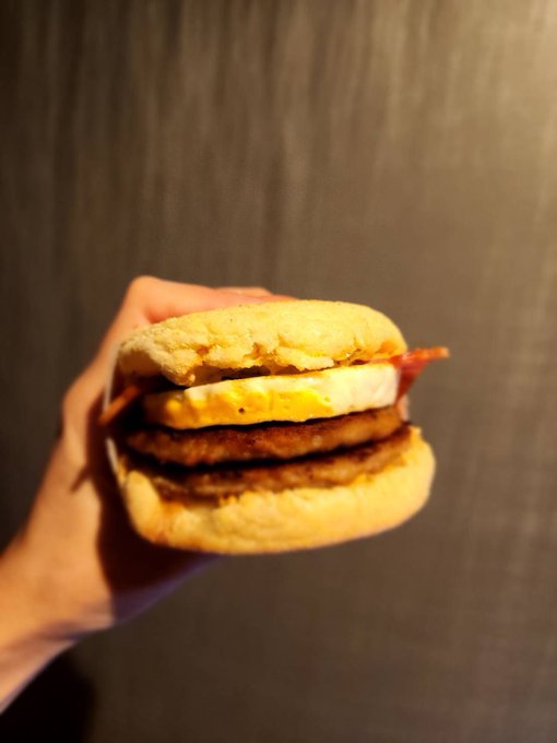 この時間になると無条件にソワソワしてくる 日曜だからお休みのはずなのに何度も曜日を確認しちゃう🙄ｿﾜｿﾜ  とりあえず1週間のマックの思い出乗せとく？ たまごダブルマフィン アイコンチキンソルト&amp;レモン