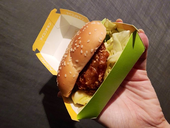 この時間になると無条件にソワソワしてくる 日曜だからお休みのはずなのに何度も曜日を確認しちゃう🙄ｿﾜｿﾜ  とりあえず1週間のマックの思い出乗せとく？ たまごダブルマフィン アイコンチキンソルト&amp;レモン