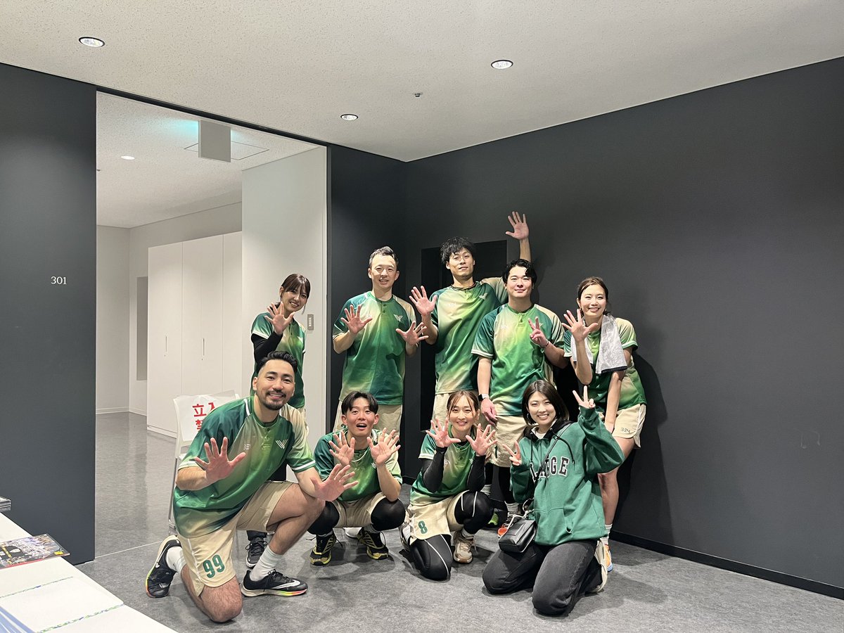 verdy_baseball's tweet photo. 2/4(日)
【侍ジャパンチャレンジカップ 第1回Baseball5日本選手権】
🏟横浜武道館
ーーーーーーーーーーーーーーーーーーーーーーーーーーー
東京ヴェルディ・バンバータBaseball5チームは、2/4（日）に横浜武道館で行われた、「侍��ャパンチャレンジカップ 第1回Baseball5日本選手権」に出場し、ベスト4で幕を閉じました。

初代王座を獲得することは出来ませんでしたが、選手一同全力を尽くし、今後に繋がる多くの経験を得ることが出来ました。

また、雨で足元が悪いなか応援に駆けつけてくださったヴェルディサポーターの皆様・速報、ライブ配信越しに応援してくださった皆様、本当にありがとうございました。

【決勝トーナメント成績】
ーーーーーーーーーーーーーーーーーーーーーーーーーーー
【準々決勝🆚 旭Sprint】
接戦、ロースコアゲームになった第1セットとは対照的に乱打戦となった第2セット。
東京ヴェルディ・バンバータが両ゲームとも勝利を収め、ベスト4進出を決めました。
第1セット
A|012 00   |3
V|131 0x    |5
第2セット
A|200 21   |10
V|414 1x    |5

【準決勝🆚 GIANTS】
初回から9失点と、GIANTSに傾いた流れを引き戻せず第1セットを落とし迎えた第2セット。
ロースコアの好ゲームを演じますが終盤に相手の好走塁で決勝点を許し3-2で敗北。
東京ヴェルディ・バンバータBaseball5チームの冒険はベスト4で幕を閉じました。
第1セット
V|031 00     |4
G|900 0x     |9
第2セット
V|200 00     |2
G|200 1x      |3
ーーーーーーーーーーーーーーーーーーーーーーーーーーー

#Baseball5
#B5JAPAN
#横浜武道館
#東京ヴェルディ
#ヴェルディ#verdy
#verdyfamily
#東京ヴェルディバンバータ
#バンバータ
#軟式野球 
#BENGENERAL
#YABANE
#47brand #47_jp