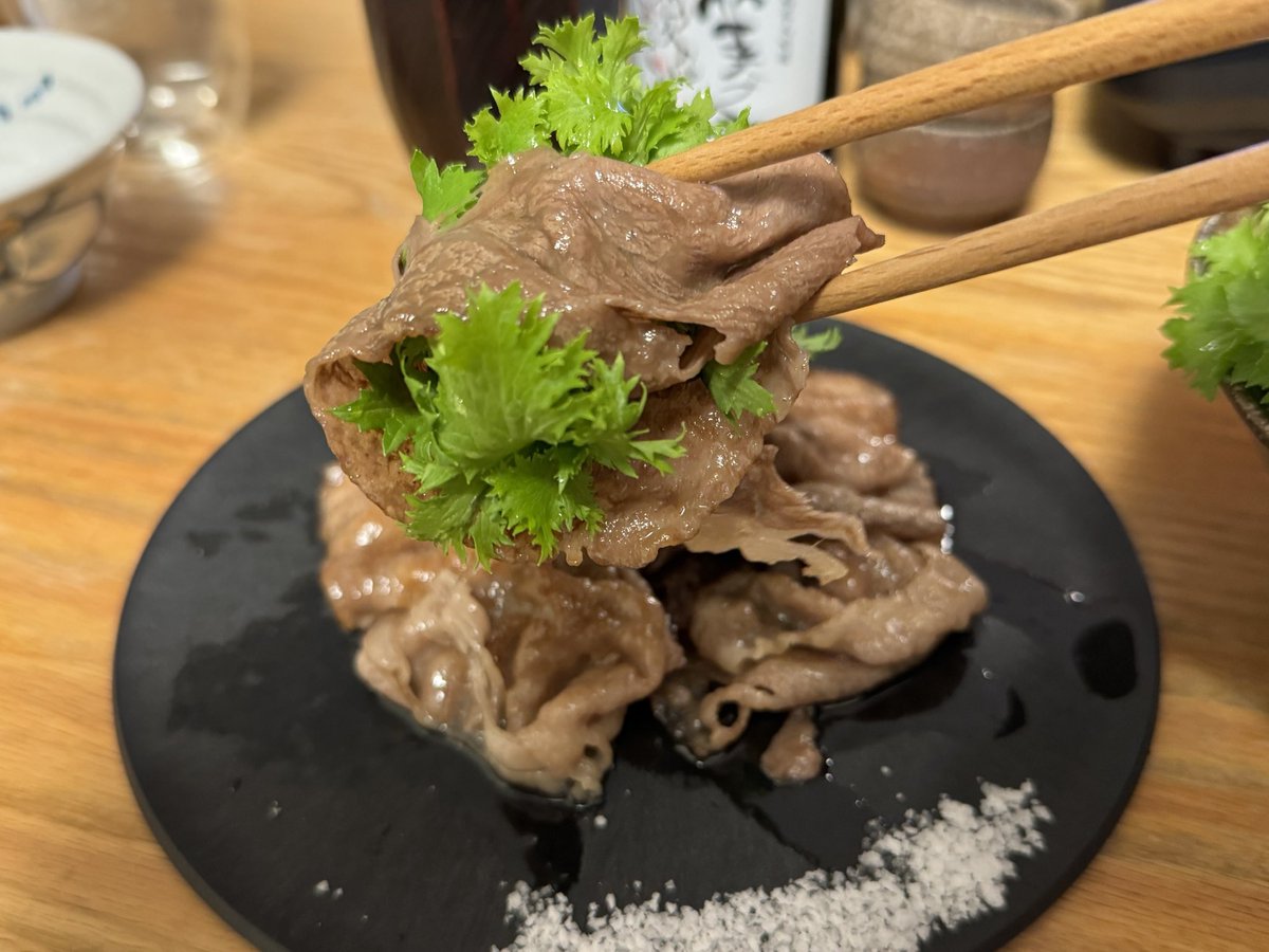 大量のわさび菜を肉に巻いて。うますぎる。