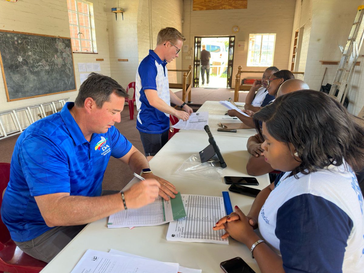 📸 | DA Leader John Steenhuisen and Mayor Chris Pappas out at a voting station in Howick in an effort to help get people registered.

The clock is ticking; this is your last chance to help #RescueSA! Visit the nearest voting station.

📲 *134*20004# 

#RegisterToVoteDA