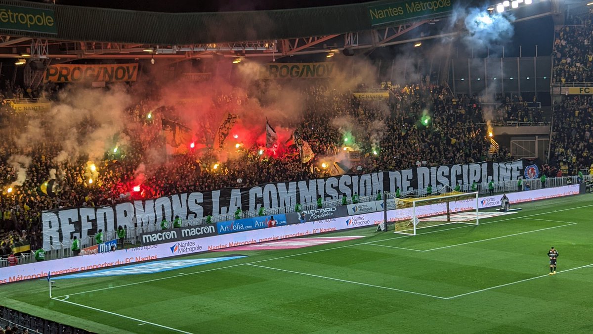 UltrasMadeinFR's tweet photo. ⚽️ Nantes - Lens
📢 Brigade Loire avec un tifo et un message clair : « Réformons la commission de discipline »
📆 Samedi 3 février 2024 
📸 @GaelPicard 

#FCNRCL https://t.co/M7On1HYdR6