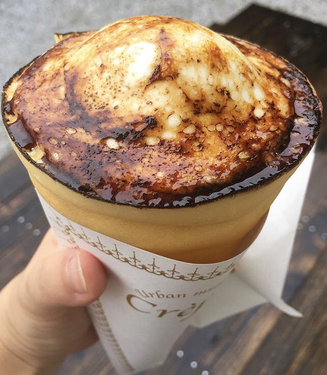 福岡県久留米市善導寺駅近くにあるクレープ専門店「ル・ボヌール」の、表面はクリームブリュレ、中はアイスとクリームがたっぷり入った「アイス・クレーム・ド・ブリュレ」✨