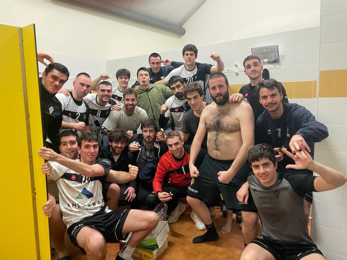 AmenabarZarautz's tweet photo. ✅ @TrapagaranEskub 30-33 @AmenabarZarautz
😈 Beste bi puntu garrantzitsu bildu genituen atzo Trapagan! Helburua geroz eta gertuago ✊🏽
#KostaldekoKortsarioak #DNAZarauztarra #Ttabi #LazosTxisti #Izeta #ZorionakBikote #AtentoBeristain #Alzaganeta #KortiakAixkoakin https://t.co/u64D1RQzmA