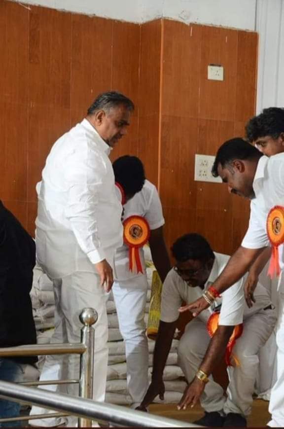 ஜெயலலிதா கூட முதலமைச்சர் ஆகிட்டு-தான் காலில் விழ வச்சுச்சு,அதுவும் வேற யார் காலில் விழவும் விடவில்லை . ஆனால் கட்சி ஆரம்பிக்கும் முன்னரே புஸ்ஸி ஆனந்த் காலில் எல்லாம் விழந்து பர்பி தேடும் எடப்பாடியின் இளைய வாரிசுகள் போல விஜய் கட்சியினர்.