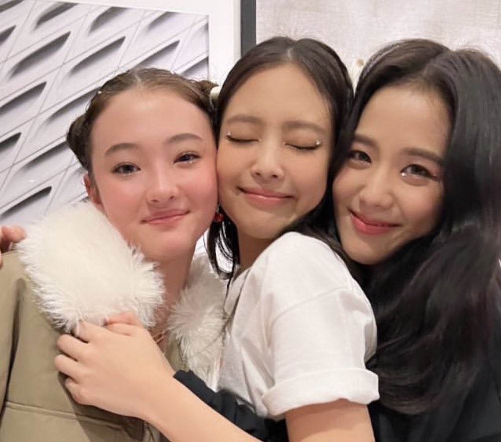 official_jensoo's tweet photo. how time flies 🫳🏻 jensoo with ella 🤍 https://t.co/1BsGQnRaf9