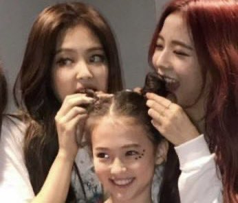 official_jensoo's tweet photo. how time flies 🫳🏻 jensoo with ella 🤍 https://t.co/1BsGQnRaf9