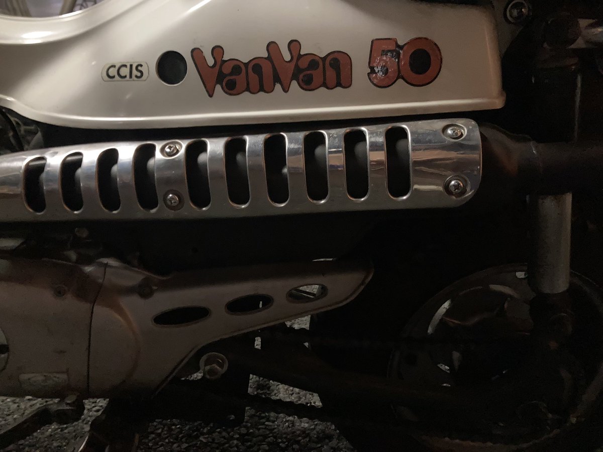 hiktwt's tweet photo. ガソリンとオイル臭くてたまらん。好き。
#バンバン50 ＃vanvan50 #rv50 #スズキのバンバン https://t.co/r86uwNhIjX