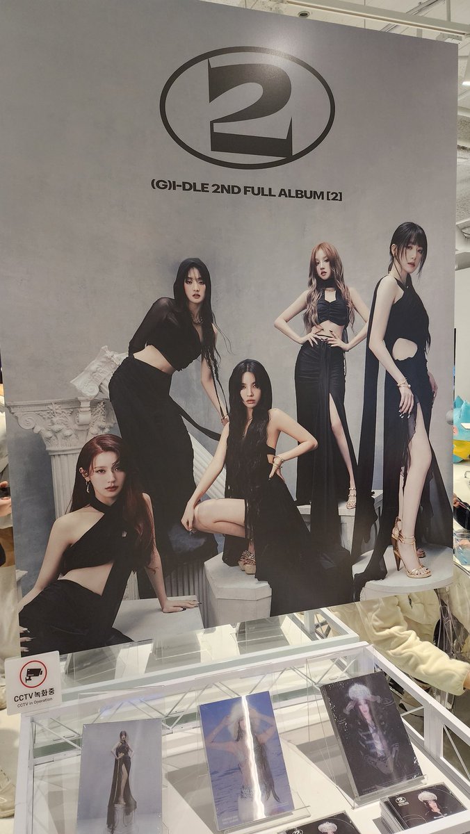 #케타포인사 #케타포_여자아이들팝업 
케타포 인사 아이들 럭드 
정말 이쁘게 꾸며져있고 엄창 설레며 한 럭드도 나름 만족스러웠다 안에서 팔고있는 네버랜드티도 맛있었고 음료특전으로 우기가 딱!