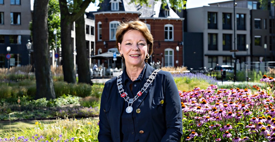 📌 "Voor een burgemeester die de ‘verbinding predikt’ was dit optreden een gemiste kans om draagvlak te krijgen."

Zie de column van Hanneke Hegeman over de bijeenkomst in #Helmond Noord over de noodopvang van asielzoekers op deweblogvanhelmond.nl/startpagina/me…